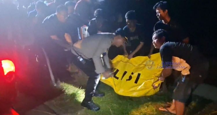 Petugas dan warga evakuasi mayat Jombang Heboh, Sesosok Mayat Pria Muda Mengapung di Sungai, Mungkin Anda Kenal?