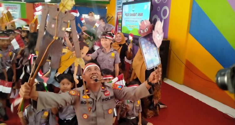 Polisi wayang karton Dongeng Wayang Karton Jadi Media Edukasi Anak TK di Kediri