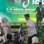 Momen Wapres Gibran Beri Hadiah Sepeda 2 Santri Putra dan Putri di Jombang