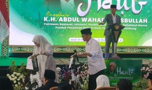 Momen Wapres Gibran Beri Hadiah Sepeda 2 Santri Putra dan Putri di Jombang