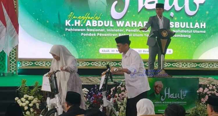 Momen Wapres Gibran Beri Hadiah Sepeda 2 Santri Putra dan Putri di Jombang