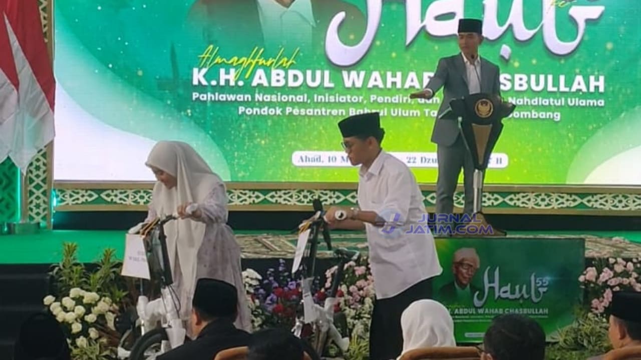 Momen Wapres Gibran Beri Hadiah Sepeda 2 Santri Putra dan Putri di Jombang
