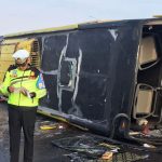 Terguling bus patas di tol jombang 9 Korban Luka Kecelakaan Bus Patas Tabrak Beton dan Terguling di Tol Jombang-Mojokerto