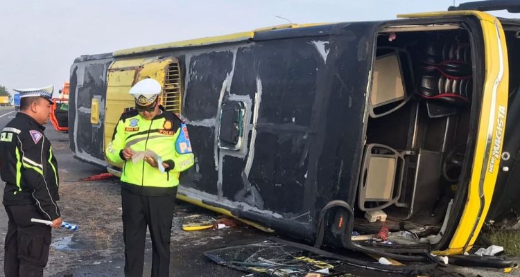 9 Korban Luka Kecelakaan Bus Patas Tabrak Beton dan Terguling di Tol Jombang-Mojokerto