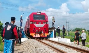 Dua Lokomotif 150 Ton Uji Kekuatan Jembatan KA Kras-Ngadiluwih Kediri