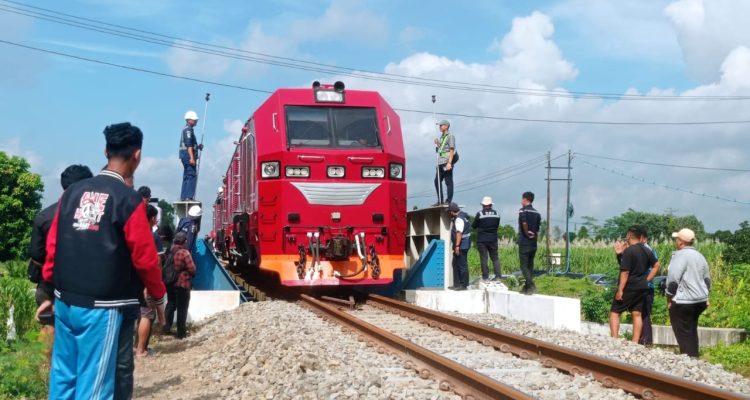 Dua Lokomotif 150 Ton Uji Kekuatan Jembatan KA Kras-Ngadiluwih Kediri