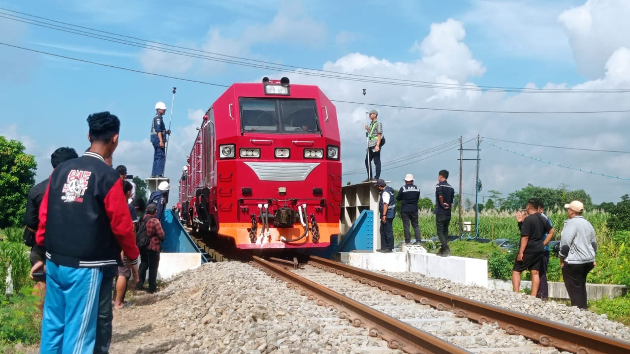 Dua Lokomotif 150 Ton Uji Kekuatan Jembatan KA Kras-Ngadiluwih Kediri