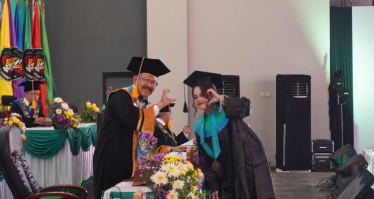 Bukan Sekedar Lulusan Terbaik, Inilah Kejutan Wisuda 461 Mahasiswa Uniska Kediri