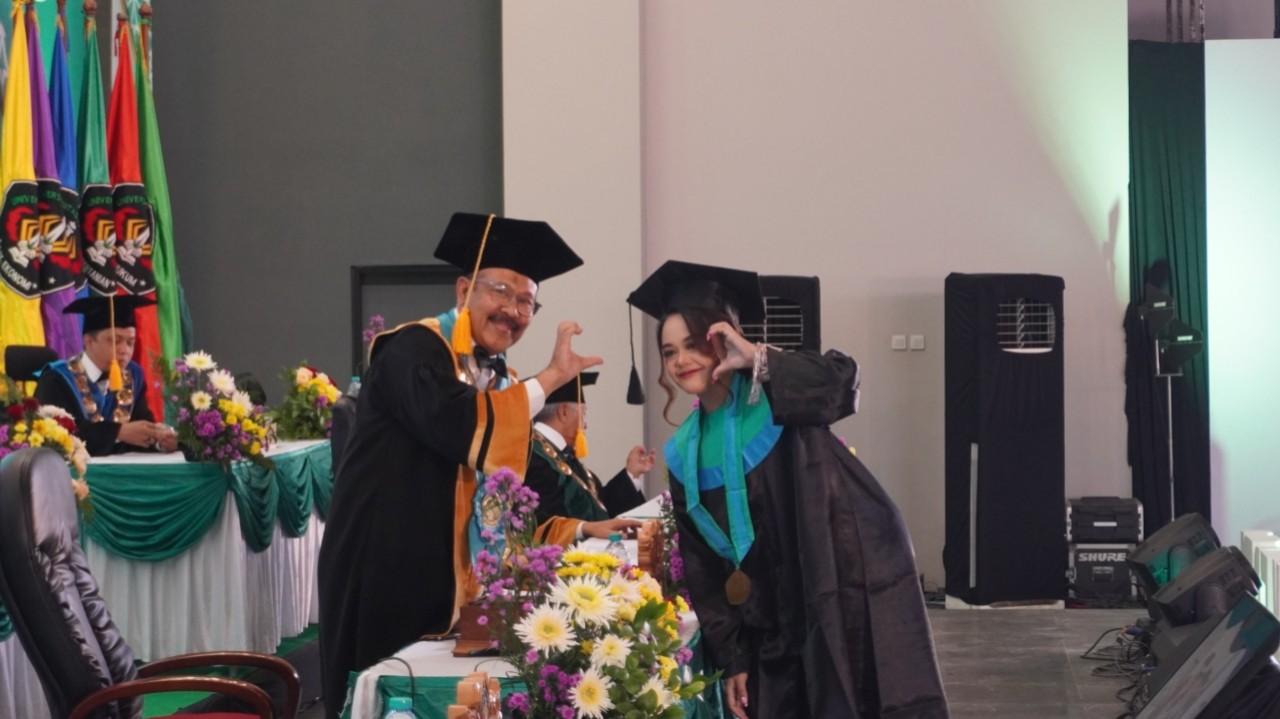 Bukan Sekedar Lulusan Terbaik, Inilah Kejutan Wisuda 461 Mahasiswa Uniska Kediri