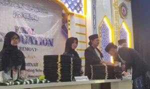Prosesi Wisuda 168 Santri Al Madienah Jombang, Lulusan Berakhlak dan Kuasai Bahasa Inggris