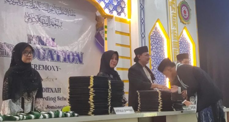 Prosesi Wisuda 168 Santri Al Madienah Jombang, Lulusan Berakhlak dan Kuasai Bahasa Inggris