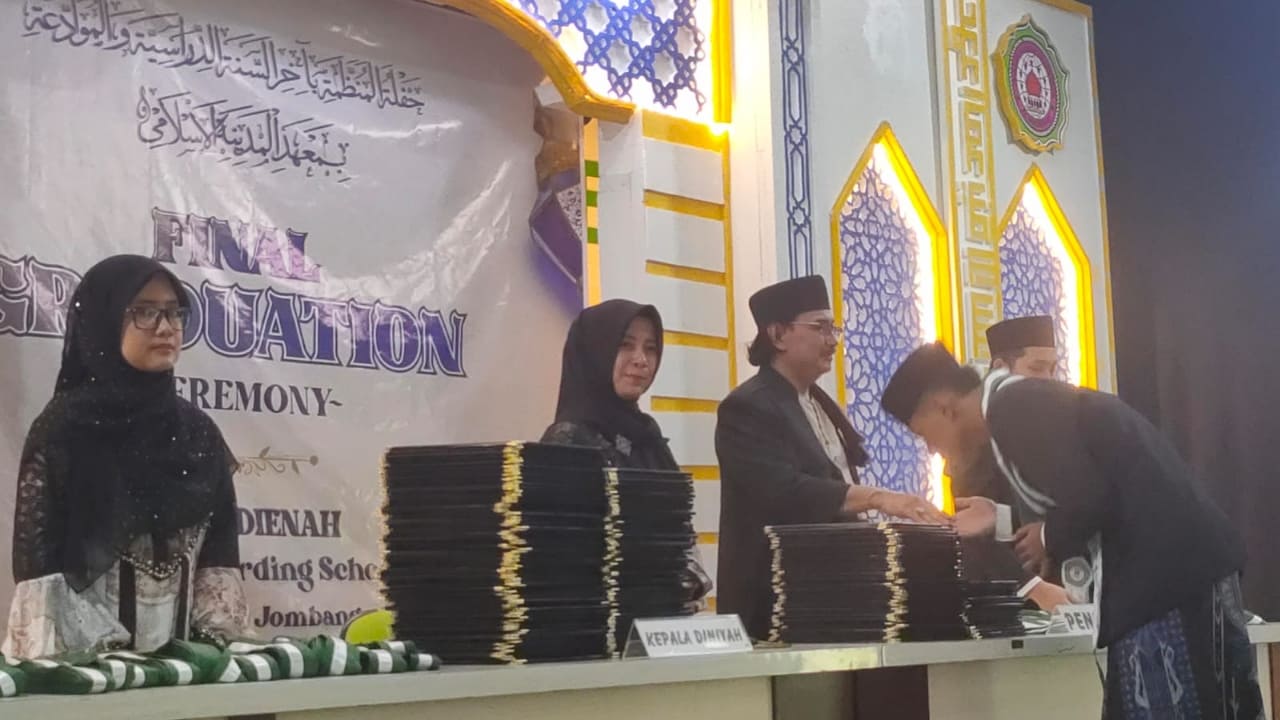 Prosesi Wisuda 168 Santri Al Madienah Jombang, Lulusan Berakhlak dan Kuasai Bahasa Inggris