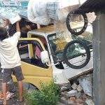 truk menabrak pagar rumah Sopir Ngantuk, Truk Tabrak Pagar Rumah Warga di Jombang Hingga Hancur
