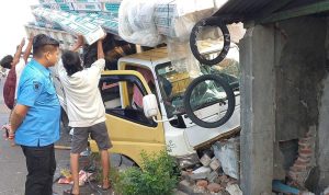 Sopir Ngantuk, Truk Tabrak Pagar Rumah Warga di Jombang Hingga Hancur