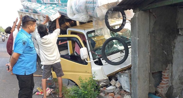 Sopir Ngantuk, Truk Tabrak Pagar Rumah Warga di Jombang Hingga Hancur