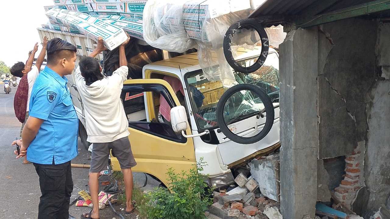 Sopir Ngantuk, Truk Tabrak Pagar Rumah Warga di Jombang Hingga Hancur