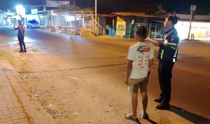 Pemotor Terobos Lampu Merah Kecelakaan dengan Truk di Jombang, 1 Tewas 2 Luka