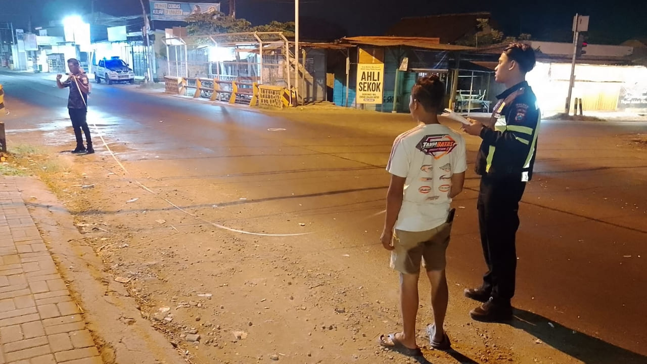 Pemotor Terobos Lampu Merah Kecelakaan dengan Truk di Jombang, 1 Tewas 2 Luka