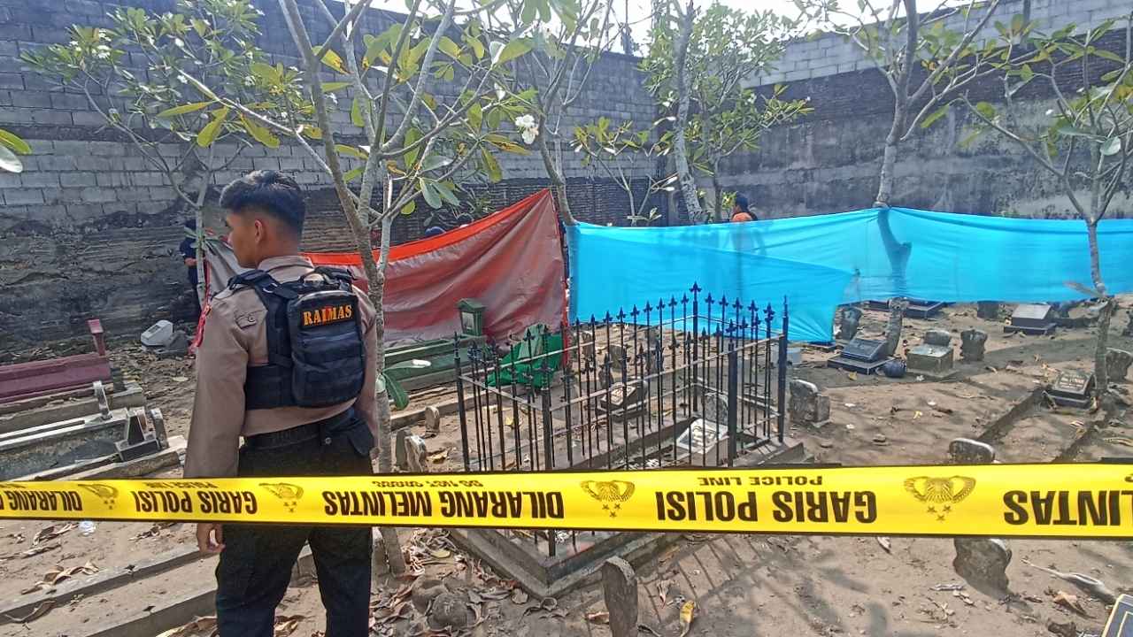 Polisi Bongkar Makam Wanita Korban Penganiayaan Kakak Kandung di Kos Jombang