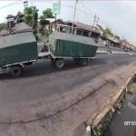 Detik-detik Pemotor Dihantam Truk Gandeng di Jombang Terekam CCTV, Tewas Terlindas