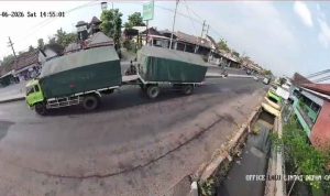 Detik-detik Pemotor Dihantam Truk Gandeng di Jombang Terekam CCTV, Tewas Terlindas