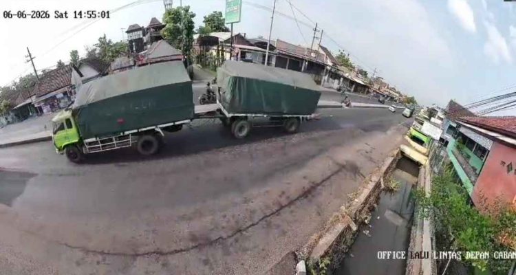 Detik-detik Pemotor Dihantam Truk Gandeng di Jombang Terekam CCTV, Tewas Terlindas