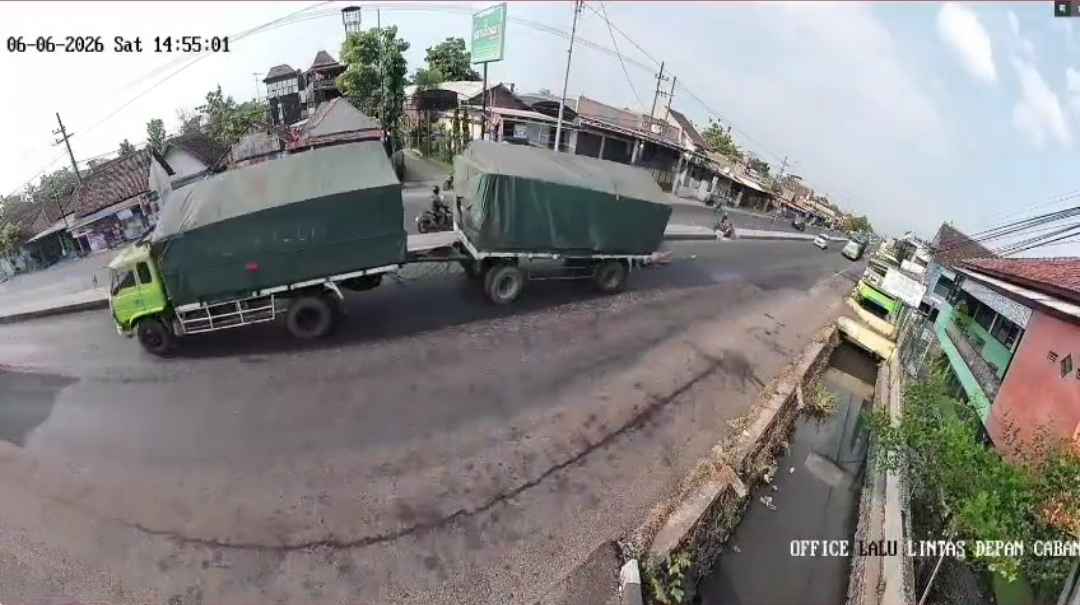Detik-detik Pemotor Dihantam Truk Gandeng di Jombang Terekam CCTV, Tewas Terlindas