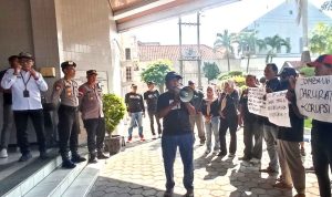 Demo DPRD Jombang Tagih Pembentukan Perda Sertijab Kepala Desa