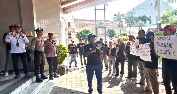 Demo DPRD Jombang Demo DPRD Jombang Tagih Pembentukan Perda Sertijab Kepala Desa