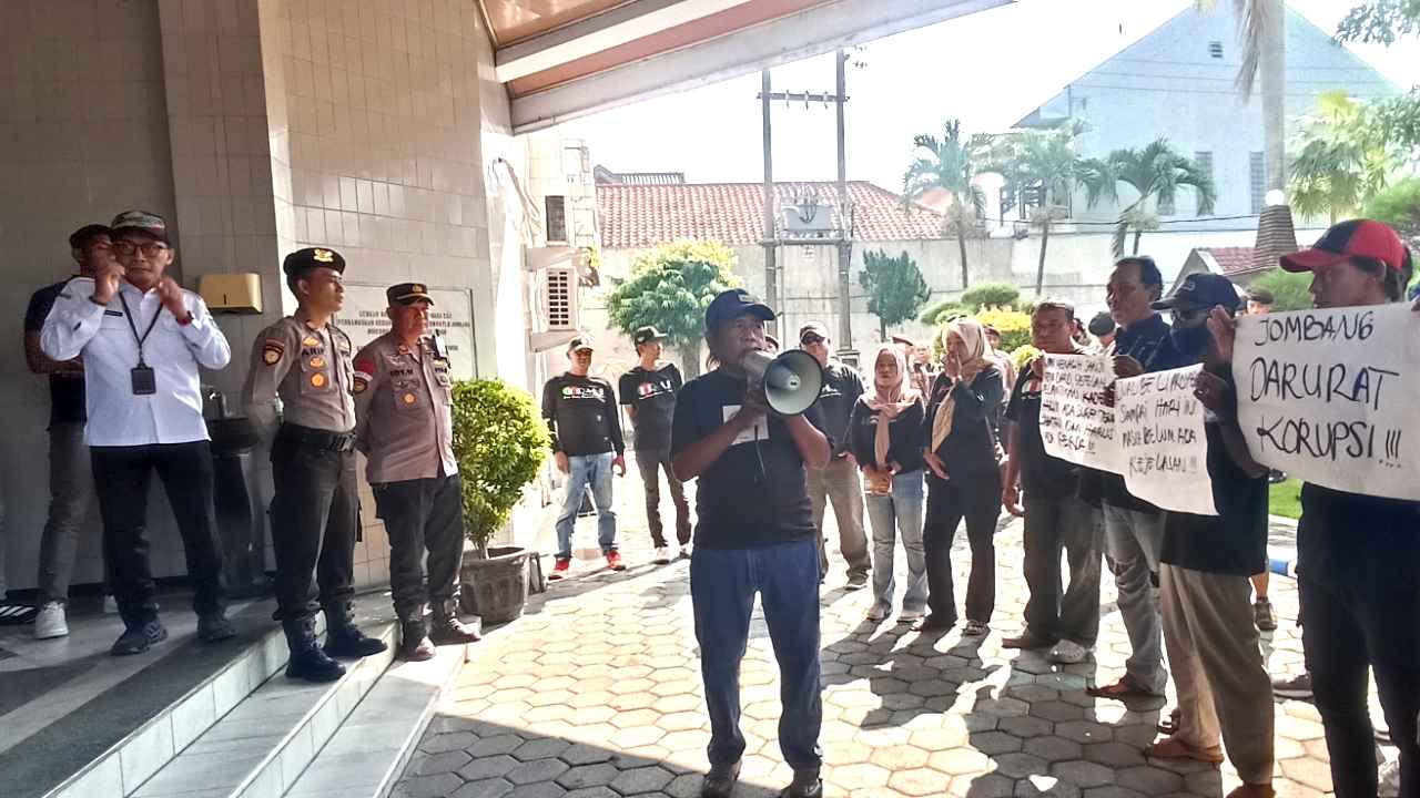 Demo DPRD Jombang Tagih Pembentukan Perda Sertijab Kepala Desa