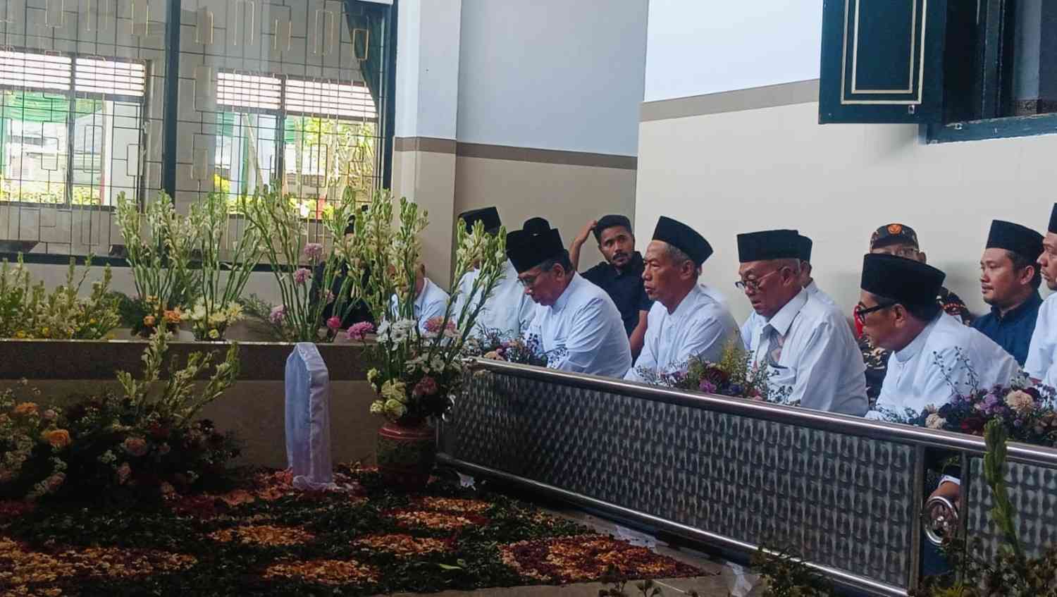 Gus Yahya Ziarah ke Makam Masyayikh Ponpes Al-Falah Ploso Kediri