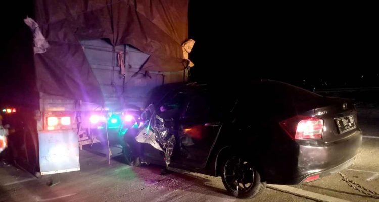 Honda city tabrak truk gandeng Mobil Sedan Tabrak Truk Gandeng di Tol Jomo KM 690 Jombang, Penumpang Meninggal