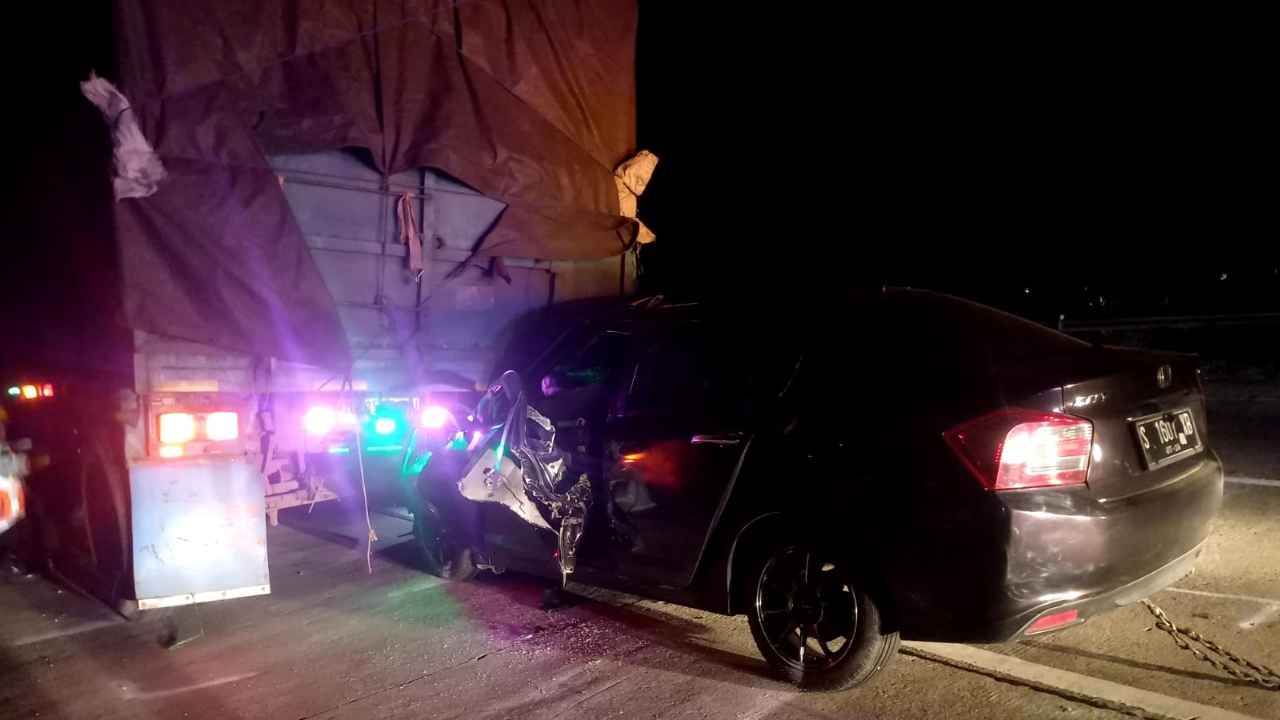 Mobil Sedan Tabrak Truk Gandeng di Tol Jomo KM 690 Jombang, Penumpang Meninggal