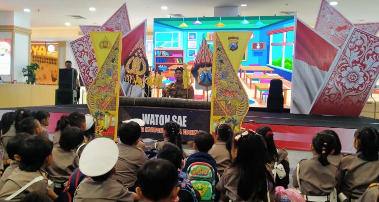 Polisi Hadirkan Wayang Edukasi Anak Makan Sehat di Kediri