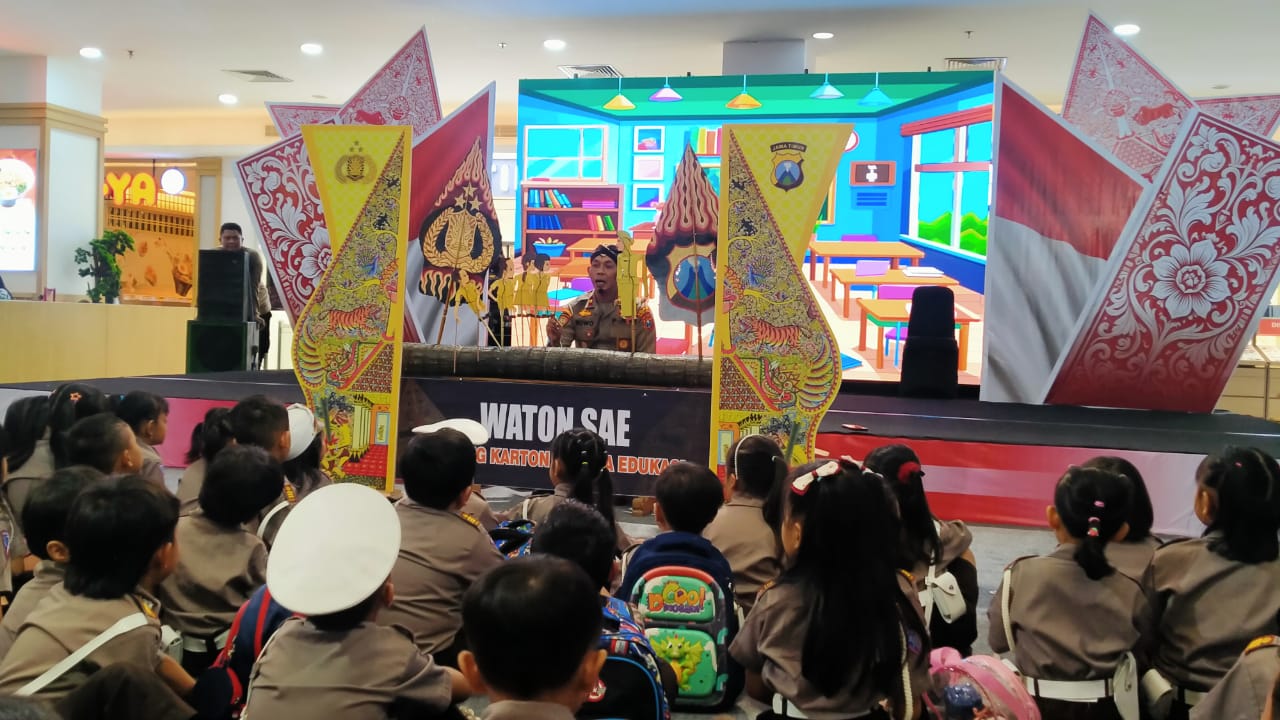 Polisi Hadirkan Wayang Edukasi Anak Makan Sehat di Kediri