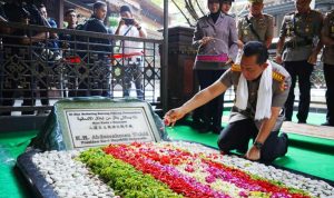 Kapolri Ziarah Gus Dur Sambut Hari Bhayangkara, Kapolri Ziarah ke Makam Gus Dur di Tebuireng Jombang