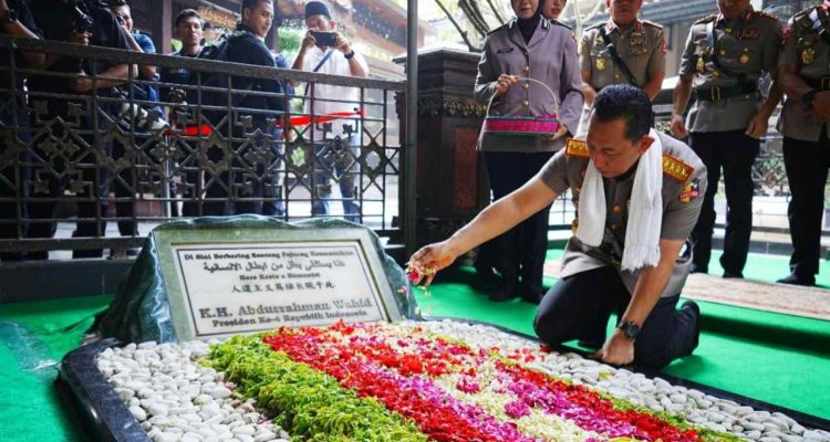 Kapolri Ziarah Gus Dur Sambut Hari Bhayangkara, Kapolri Ziarah ke Makam Gus Dur di Tebuireng Jombang