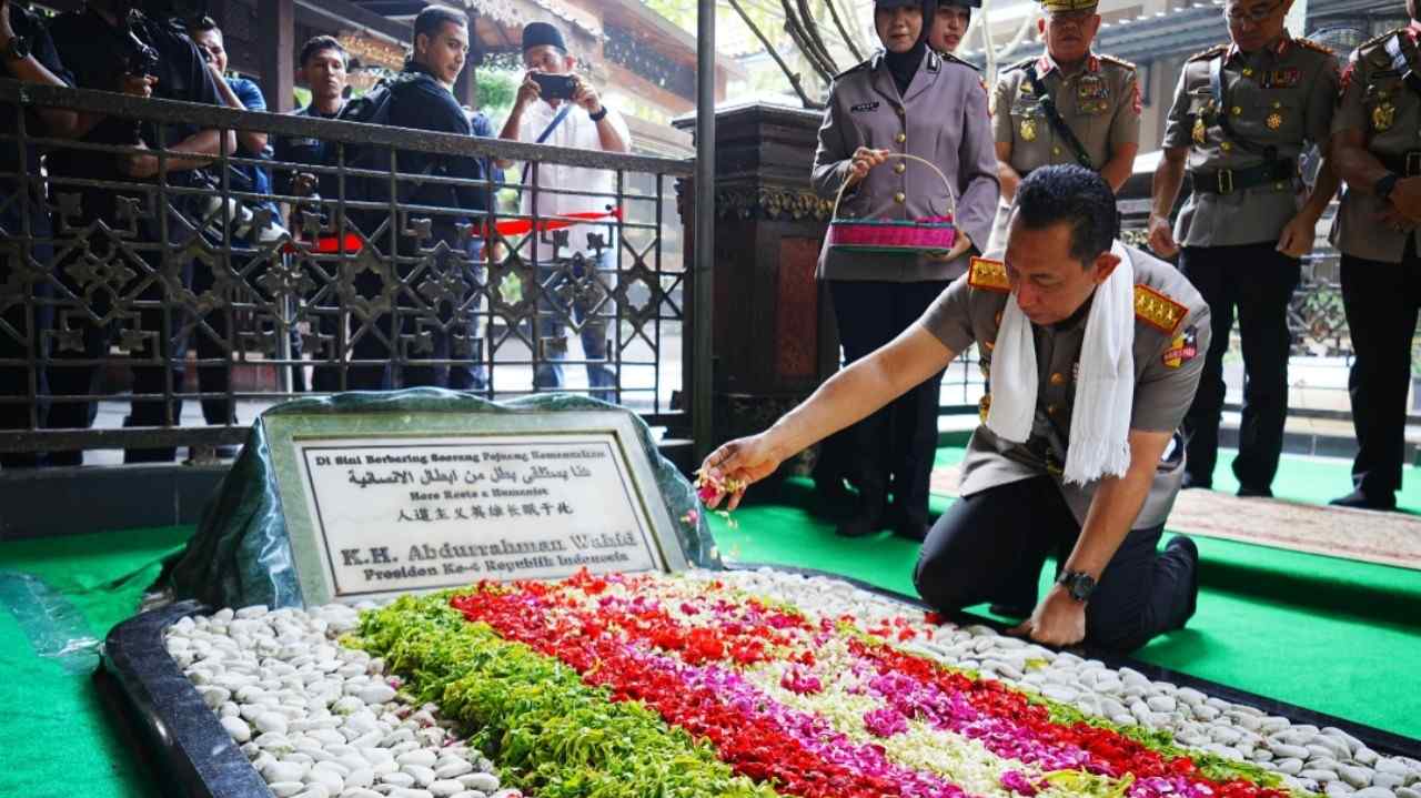 Sambut Hari Bhayangkara, Kapolri Ziarah ke Makam Gus Dur di Tebuireng Jombang