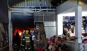 Kebakaran gudang kertas di Kediri Gudang Tumpukan Kertas di Kediri Terbakar Hebat, 7 Unit Damkar Dikerahkan