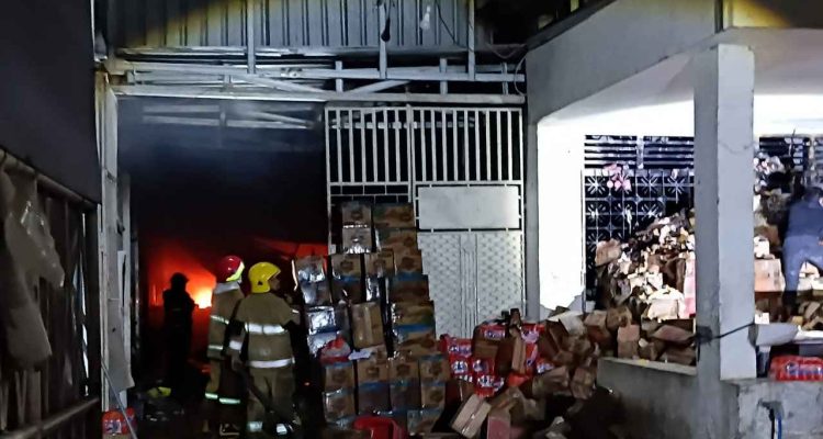 Kebakaran gudang kertas di Kediri Gudang Tumpukan Kertas di Kediri Terbakar Hebat, 7 Unit Damkar Dikerahkan