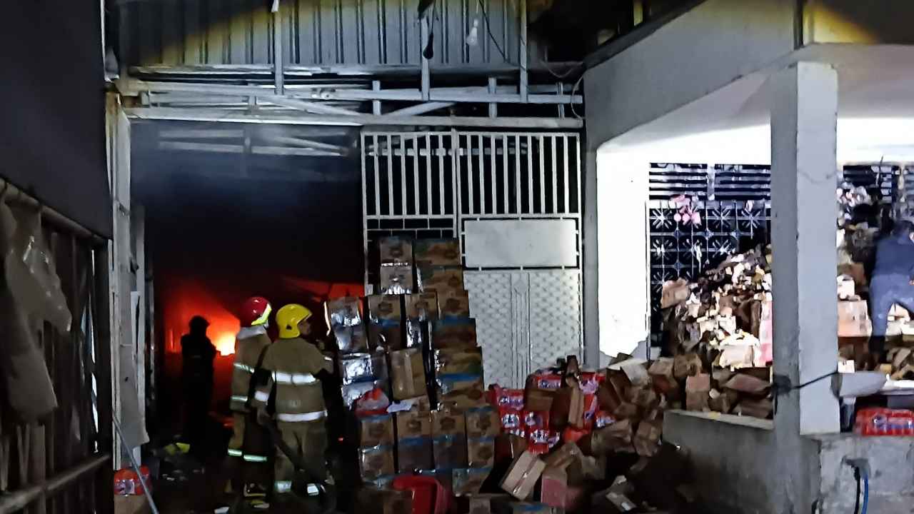 Gudang Tumpukan Kertas di Kediri Terbakar Hebat, 7 Unit Damkar Dikerahkan