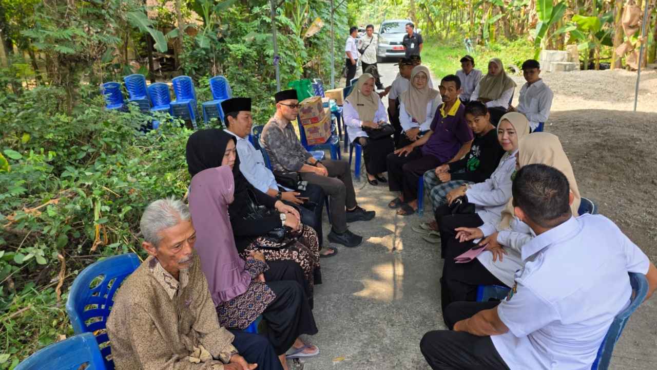 Blora, Jurnal Jatim - Pengasuh Pondok Pesantren Khozinatul Ulum 3 Al Mubarok sekaligus Anggota Komisi D DPRD Blora Fraksi PKB, Ahmad Fahim Mulabby atau Gus Fahim, mengunjungi