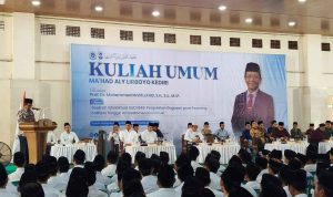 Mahfud MD di Kediri Mahfud MD Kupas Sejarah Intelektual UUD 1945 di Hadapan 6.351 Mahasantri di Kediri
