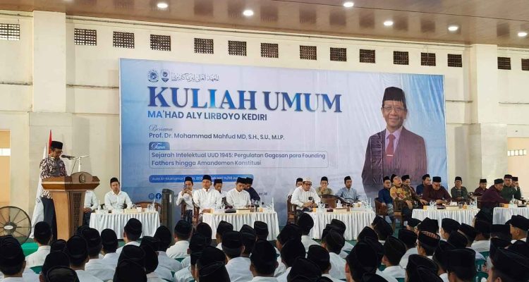 Mahfud MD di Kediri Mahfud MD Kupas Sejarah Intelektual UUD 1945 di Hadapan 6.351 Mahasantri di Kediri