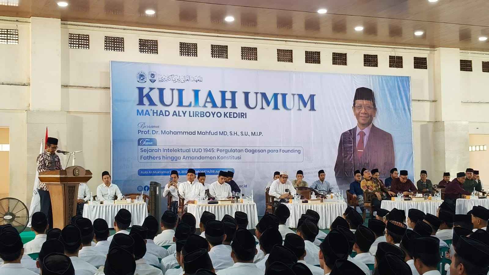 Mahfud MD Kupas Sejarah Intelektual UUD 1945 di Hadapan 6.351 Mahasantri di Kediri