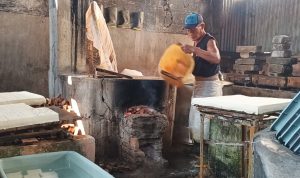 Rupiah Melemah, Perajin Tahu di Kediri Terjepit Kenaikan Harga Kedelai