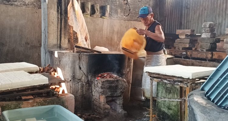 Perajin tahu Kediri Rupiah Melemah, Perajin Tahu di Kediri Terjepit Kenaikan Harga Kedelai