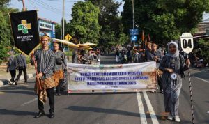 Peserta pawai budaya rsud Kertosono RSUD Kertosono Dalam Boyong Dan Sedekah Bumi Hambangun Projo 2026 di Nganjuk