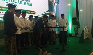 Tabuh Kenteng Detik-detik KH Miftachul Akhyar Tabuh Kenteng Bekas Bom Pembukaan Munas Konbes di Kediri
