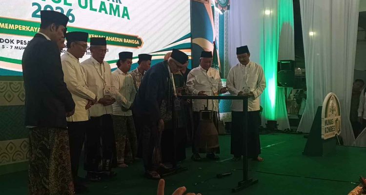 Detik-detik KH Miftachul Akhyar Tabuh Kenteng Bekas Bom Pembukaan Munas Konbes di Kediri